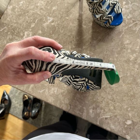 Qupid zebra print 5” heel zipper on back size 8 - Picture 7 of 12